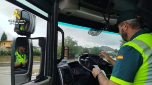 Pillan en Siero a un camionero madrileño con el tacógrafo manipulado para falsear los tiempos de conducción y descanso