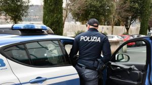 Punta un vetro alla gola dell’infermiere per avere un farmaco