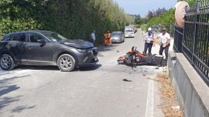 Violento scontro auto-moto a San Biagio: giovane trasferito a Torrette in codice rosso
