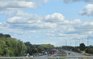 Massiv kø efter uheld med varebil og personbil på Vestmotorvejen - op til 30 minutters forlænget rejsetid