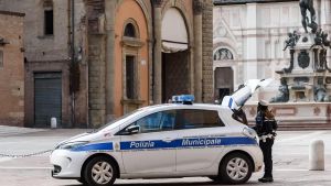 Ruba vestiti in un negozio e aggredisce la vigilanza: donna bloccata dalla polizia locale