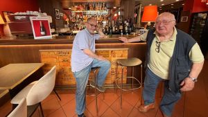 Carlo, lo storico cameriere del ristorante Rodrigo va in pensione: “Da Gigi Proietti a Bruce Springsteen, qui sono passati tutti”