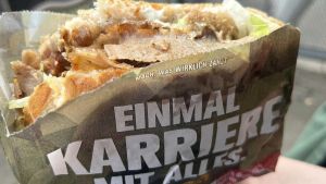 “Una carriera con tutto”. Ora la Germania mette l’annuncio sul kebab per reclutare militari