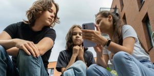 Loi sur l’interdiction des réseaux sociaux aux moins de 15 ans : où mène la censure du Conseil constitutionnel ?