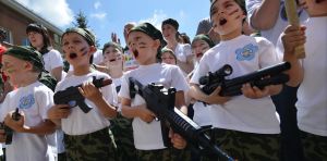 Enquête de l’OSCE : dans les territoires ukrainiens occupés, la Russie endoctrine et militarise les enfants