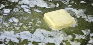 Quelle est la différence entre le beurre et la margarine ? Une chimiste explore leurs effets en cuisine