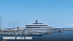 Ischia, a Casamicciola appare il megayacht di Thomas Leclercq, proprietario