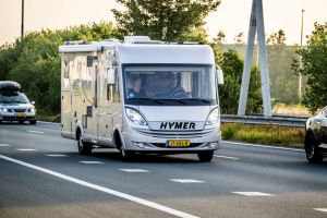 Tante Theodora rijdt met haar fantoomcamper naar de levenslust
