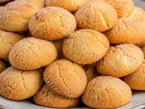Курабийки с кисело мляко като от бабината кухня: Меки отвътре и със захарна коричка