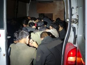 Натъпкани като сардини: Граничари откриха 35 мигранти в бус в Странджа (СНИМКА)
