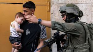 Un giorno in Cisgiordania, le vite sul confine e tutte le barriere che separano israeliani e palestinesi: casa, salario, diritti e giustizia