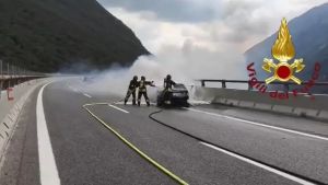 Sbatte contro il guard rail in A27: l’auto prende fuoco