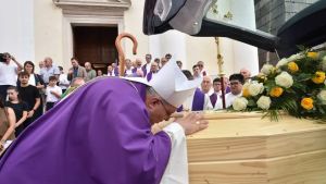 Folla per il funerale di don Lino Bertollo: «Comunità smarrita»