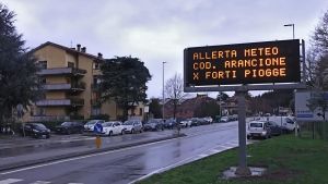 Allerta arancione per temporali, Carrara chiude le spiagge. Parchi, strade e impianti: l’elenco dei provvedimenti in Toscana