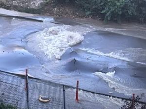 Вода разцепи асфалта във Варна, улици в ж.к. 