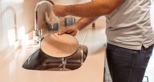 Woman demonstrates why you shouldn’t rinse dishes before putting them in the dishwasher
