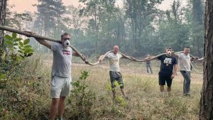 Meštani sela Grebenac gase požar lopatama, cisternama i traktorima (FOTO)