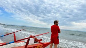 Si tuffa nel mare in burrasca con i figli: salvati dai bagnini a Lignano Pineta