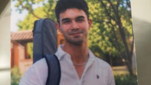 “Alberto, nel cuore e nella mente per sempre”. Strazio alla camera ardente del 19enne investito dopo la maturità, la sua chitarra accanto alla bara