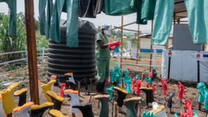 De grootste ebola-uitbraak ooit dreigt: ‘Het virus legt routes af waar we niets van weten’