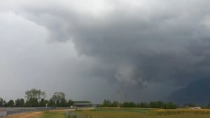 La pioggia spegne i roghi: emergenza finita in Carnia