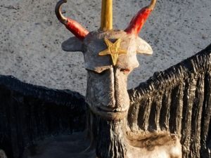 Construíram uma estátua ao diabo. Tenho que respeitar?