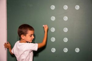 A teacher gave students a seemingly simple connect-the-dots test. Only one student got it.