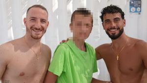 “Tuffarci era l’unica cosa da fare”. L’impresa degli agenti fuori servizio: salvano un bambino e suo padre