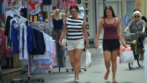 Shopping, estate in salita: afa e caro prezzi, calano i flussi. A resistere sono i grandi marchi