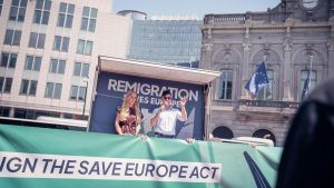 ¿Qué es la Save Europe Act? 5 claves de la campaña liderada por supremacistas blancos que defiende las deportaciones masivas