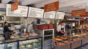 Da profughi a imprenditori, Mustafà e Nazmiye acquistano la struttura che li ospitò e ci aprono un hotel-ristorante