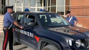 Aggressione e rapina alla sala slot: armato di mannaia e pistola finta ferisce la commessa 40enne