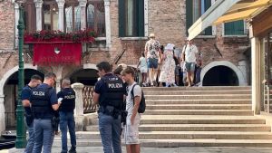 Emergenza droga a Venezia: Pusher appollaiati sul ponte, dosi nascoste davanti a scuola