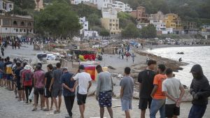 Directo | Paralizan la limpieza de El Trampolín tras regresar decenas de migrantes a la playa ceutí