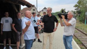 Fernsehteam dokumentiert den Einsatz der Dorfgemeinschaft bei Haltestelle-Ausbau in Menningen