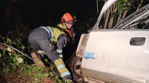 Tragedia en Cangas de Onís: fallece un hombre de 85 años al caer con su coche por un desnivel de 100 metros