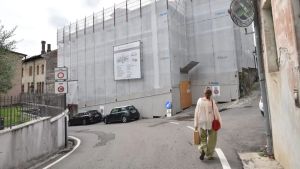 Entrano nel cantiere di notte e lanciano tegole dal tetto, poi scappano