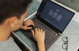 Anticiper l’impact véritable de l’IA sur le travail : le chemin étroit entre la peur et l’illusion