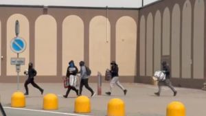 “Sembrava stesse crollando qualcosa, non riuscivamo a crederci”: il racconto di una testimone della rapina alla gioielleria /