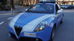 Minaccia di dare fuoco alla casa e manda in ospedale la compagna: arrestato 43enne