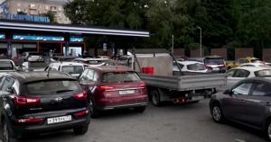 VIDEO Kriza uzela danak: Ljudi se tuku nasred ceste zbog posljednjih kapi goriva, šire se snimke