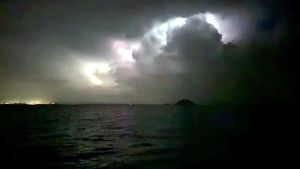 La raffica di fulmini ripresa dall'Isola d'Elba