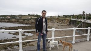 El miedo a las carabelas llega también a la playa gijonesa para perros de El Rinconín: “Yo miro toda la orilla por él”
