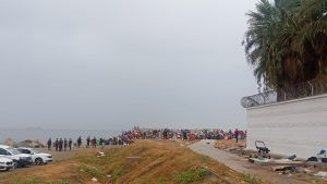 Vuelven a desalojar a más de mil migrantes de la playa de El Trampolín en Ceuta