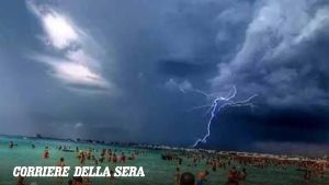 Campania, allerta meteo gialla: grandine e vento. A Napoli chiuse spiagge e parchi
