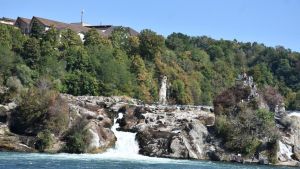 Das gab’s seit Jahrzehnten nicht mehr: Das Niedrigwasser am Rheinfall enthüllt spektakuläre Anblicke
