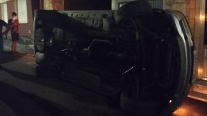Buscan a un joven que huyó de la escena tras golpear varios vehículos y volcar su coche en Gijón