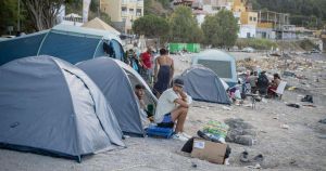 La Policía vuelve a desalojar a miles de migrantes de la playa del Trampolín