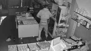Numerosas detenciones, juicios y golpes a bares y comercios de La Calzada: dos hombres, sin relación entre sí, están detrás de una cadena de robos en el barrio