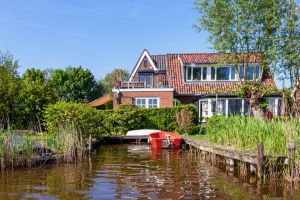 Marjoke trouwde op het landje van de buren en wil dit huis bij de Reeuwijkse plassen niet uit